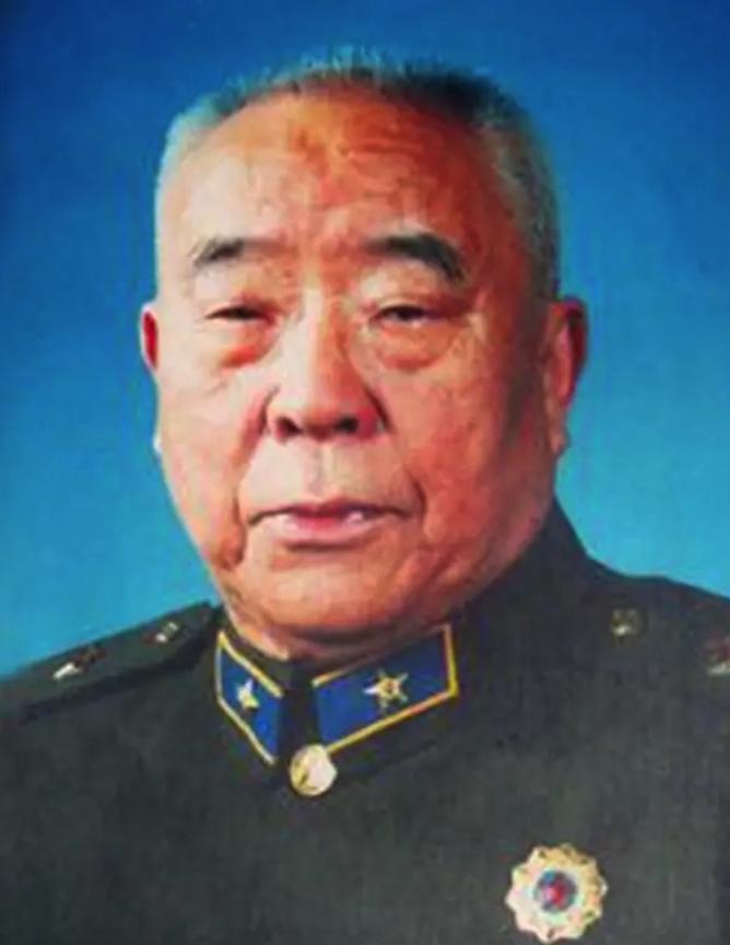 1950年，恩施军分区司令员乘车去剿匪，半路上，得知参谋打电话通知了行程后，脸色