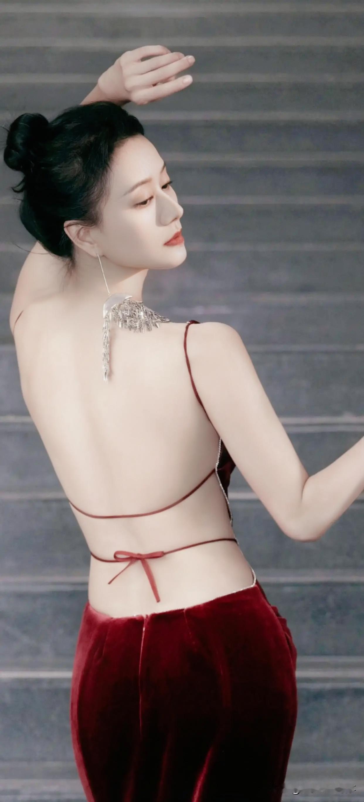 倪虹洁的美背怎么练的，曲线太好了