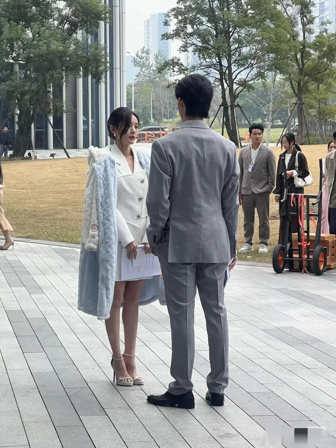 李一桐这造型好像城乡结合部，跟短剧似的，估计这些衣服一百多一套​​​
