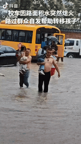 陕西西安，由于当天下大暴雨，一幼儿园的校车在积水路面突然熄火，老师懵了，而孩子们