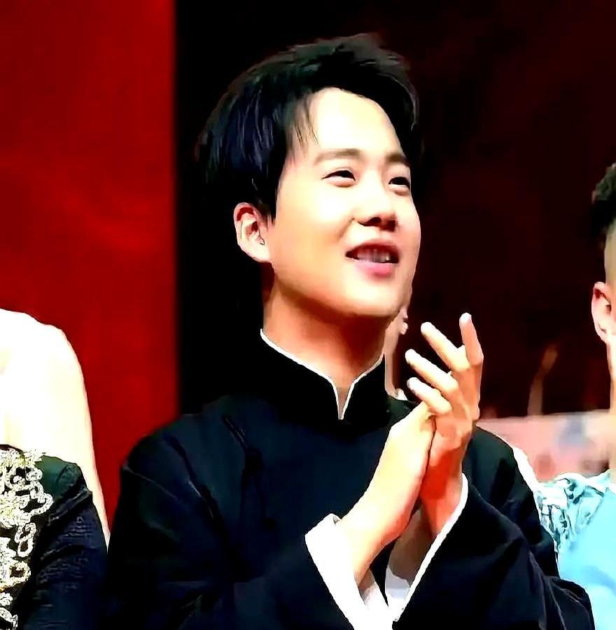 德云社30周年封箱，人没到场的曹云金，热度反倒比台上一些人都高。这事儿其实