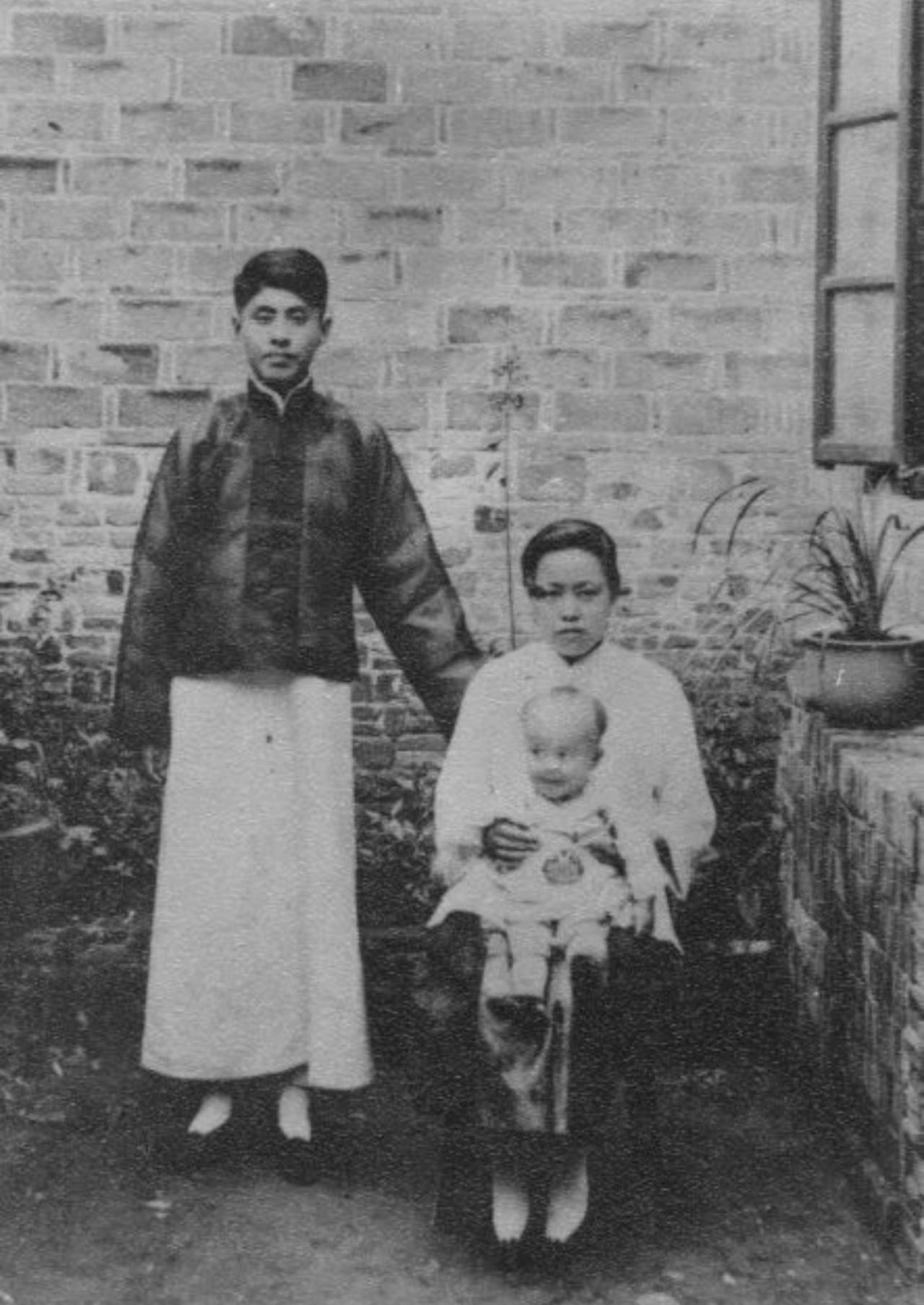 1923年，杨振宁的父母抱着十个月的他留下这张珍贵的合影，拍照地点位于他们都是老