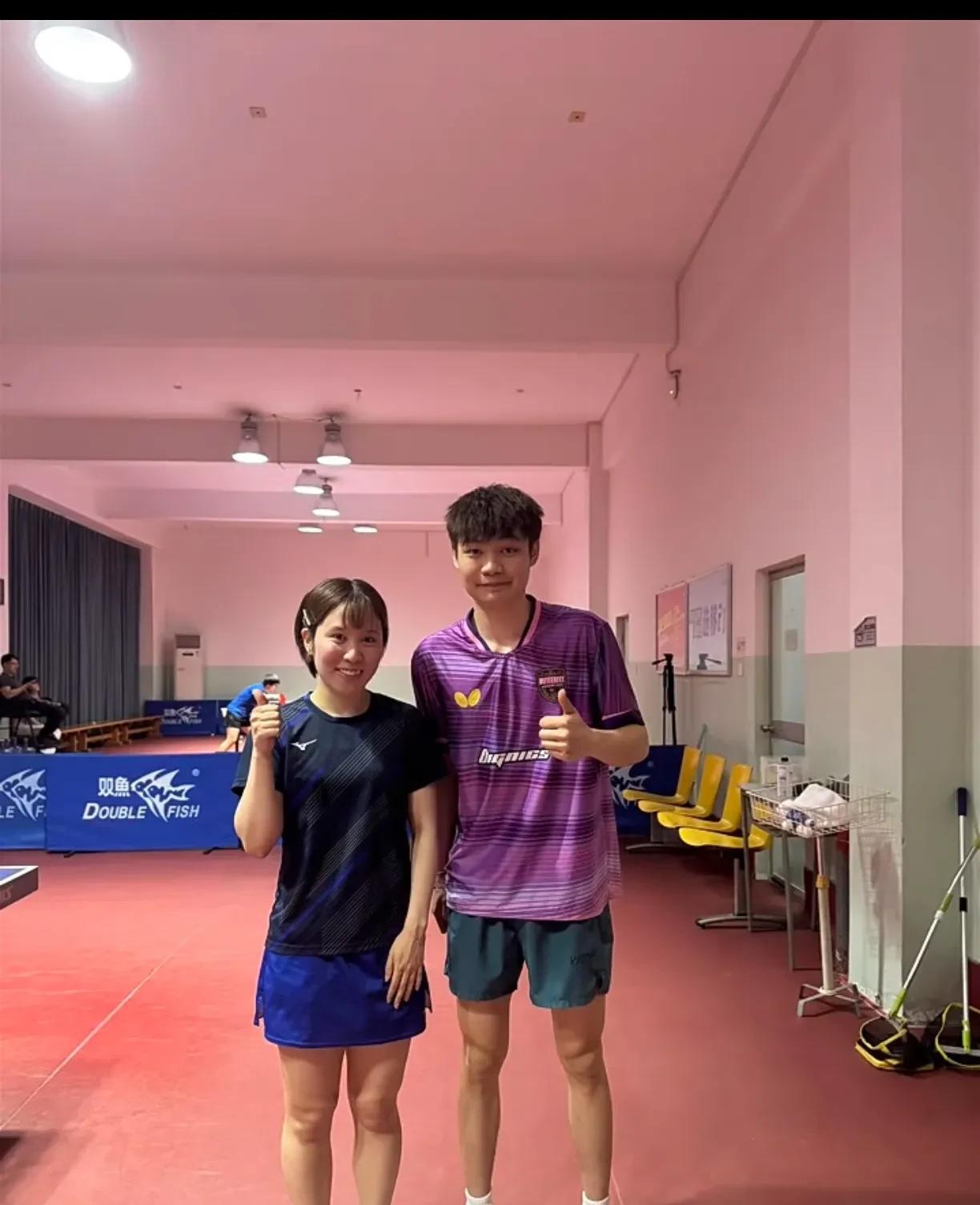 平野已经到位了！莎姐还在还债吧[捂脸哭]毕竟好多商务都排着长长的队伍等着拍照呢！