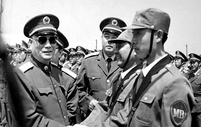 1989年，时任广州军区司令的张万年将军在夜间值班时想抽烟，发现烟抽完了，便叫来