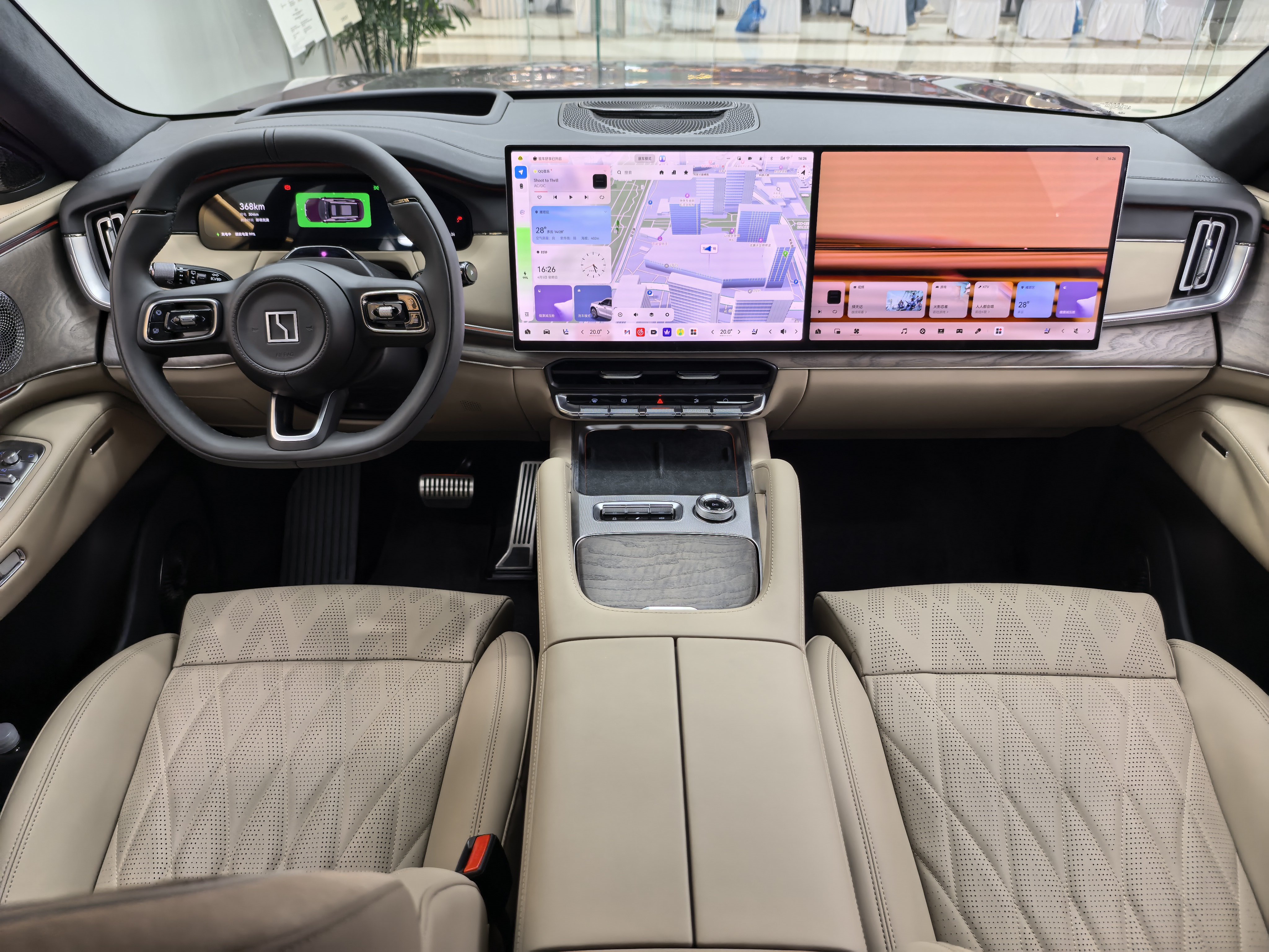 第一次见到极氪8X，这车气场强大，看着咋样不知道，但看着比宝马X5猛不少。内饰很