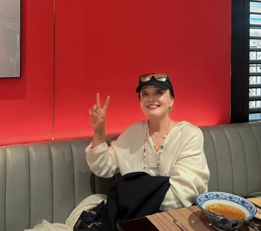 这两天张兰还有汪小菲马筱梅一行人在成都相聚。陪孩子逛动物园之类的。