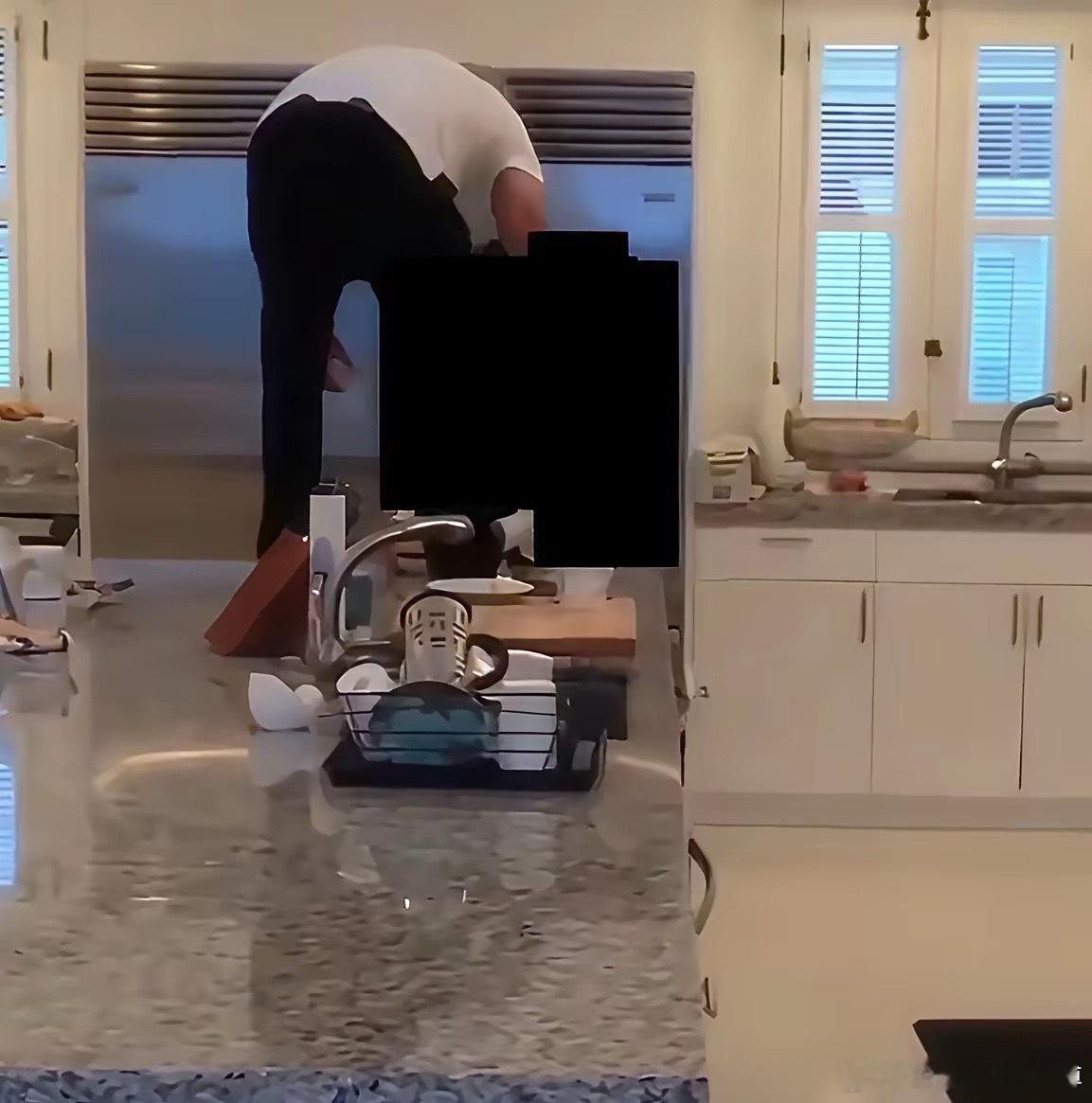 这是站在厨房桌子上吗？到底是在干嘛？