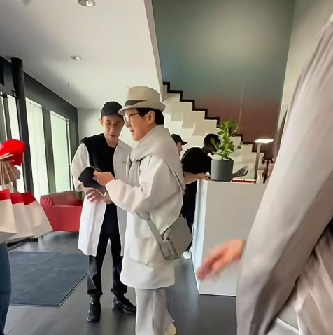 70岁成龙还在给儿子打钱？房祖名40岁，瑞士酒店账单仍写父亲成龙的名字。镜头