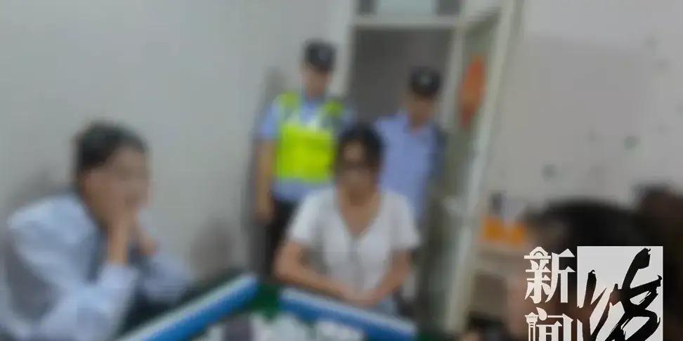 “神操作！”上海，一女子跟3个闺蜜打牌，说好谁输了谁请客吃饭，女子输的最多，输的