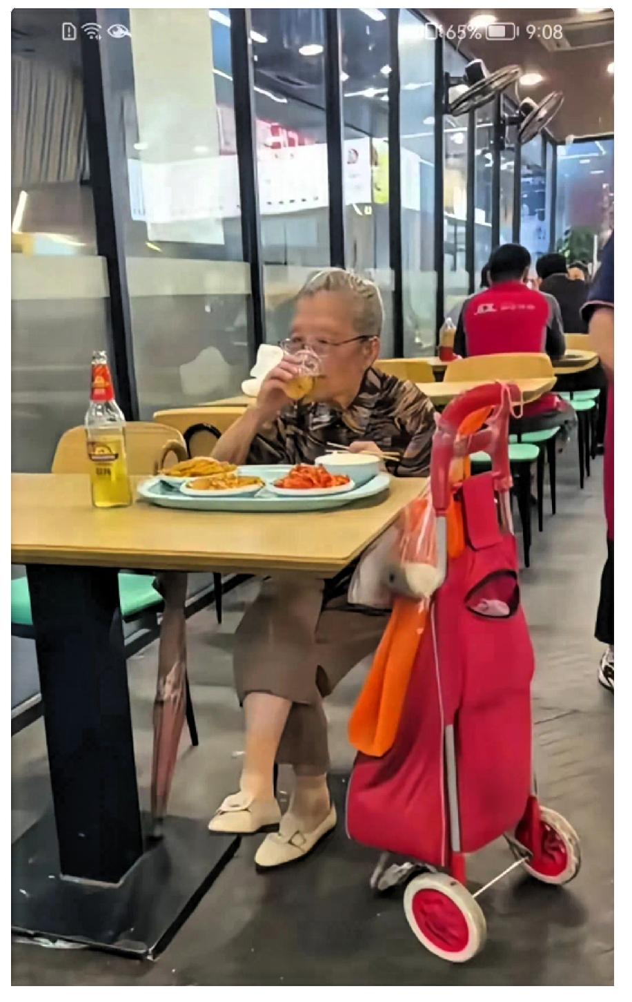 如果老了还能这般惬意，那么老去又有何惧怕的？今天在馆子里吃饭，冷不丁瞧见一位
