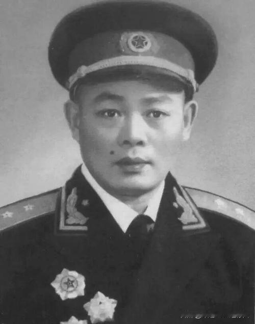 1949年5月，45军副军长张天云率部回到武汉，去看戏时见到了一位挑水的伙夫。伙