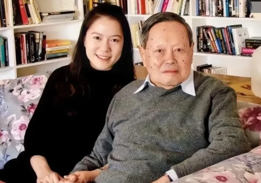 在杨振宁102岁的寿宴上，他的三个儿女对翁帆的称呼截然不同