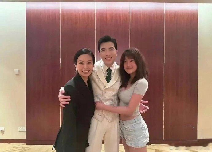 贾静雯女儿梧桐妹让萧敬腾好为难，已经顶的那么紧了，这手可不敢再放上