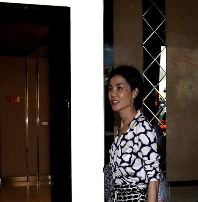 三千多万直接进账，没经李亚鹏的手。王菲这一笔钱，像一记响亮的耳光，又像一只托底