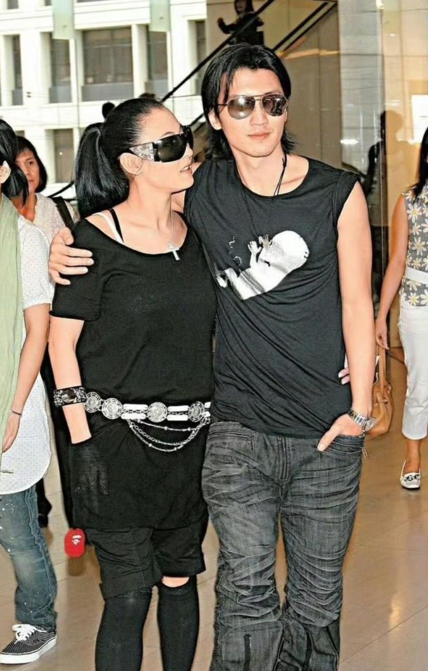 谢霆锋和张柏芝刚结婚那段时间，是真的满眼都是彼此，爱意藏都藏不住。两人穿着同款情