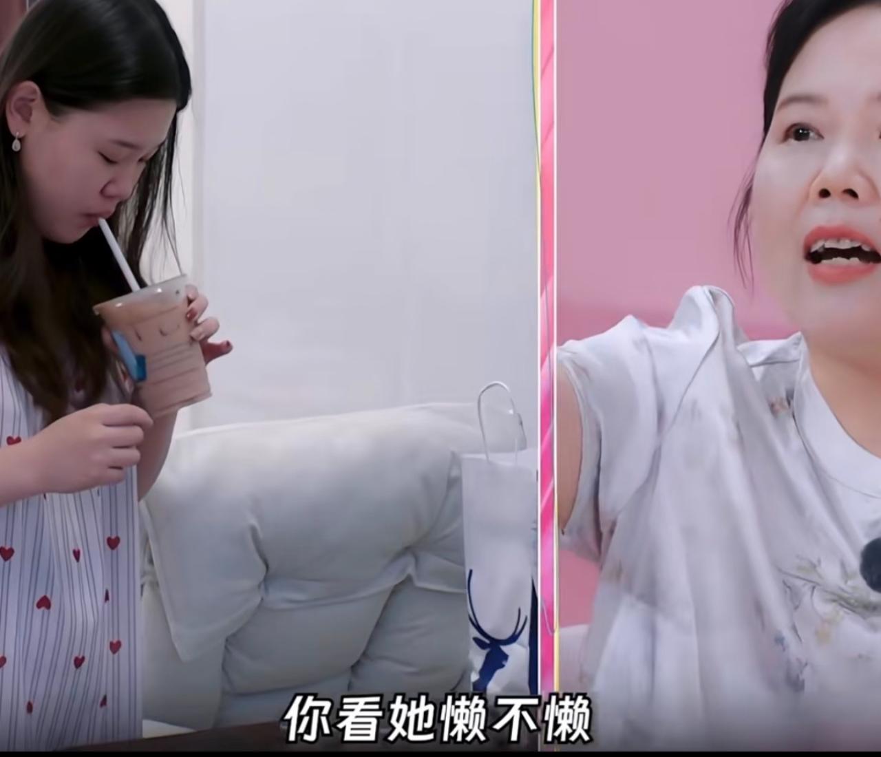 张家齐的妈妈两面反差太真实！面对女儿和外人，完全是两种状态。镜头捕捉到极具反差