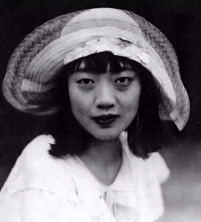 她最后是活活臭死的。大小便失禁，躺在自己的屎尿里，浑身烂疮，41岁的女人，瘦得像