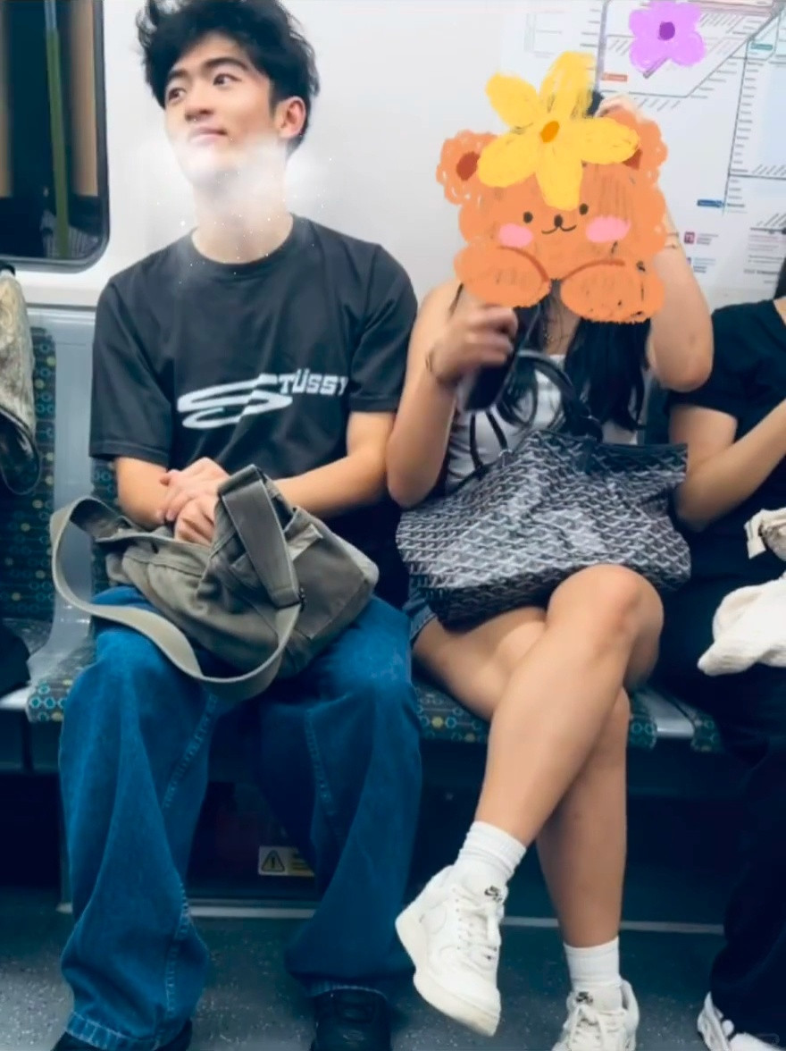 张柏芝大儿子和女生搭地铁张柏芝大儿子疑似恋爱张柏芝大儿子和女生搭地铁被偶遇，L