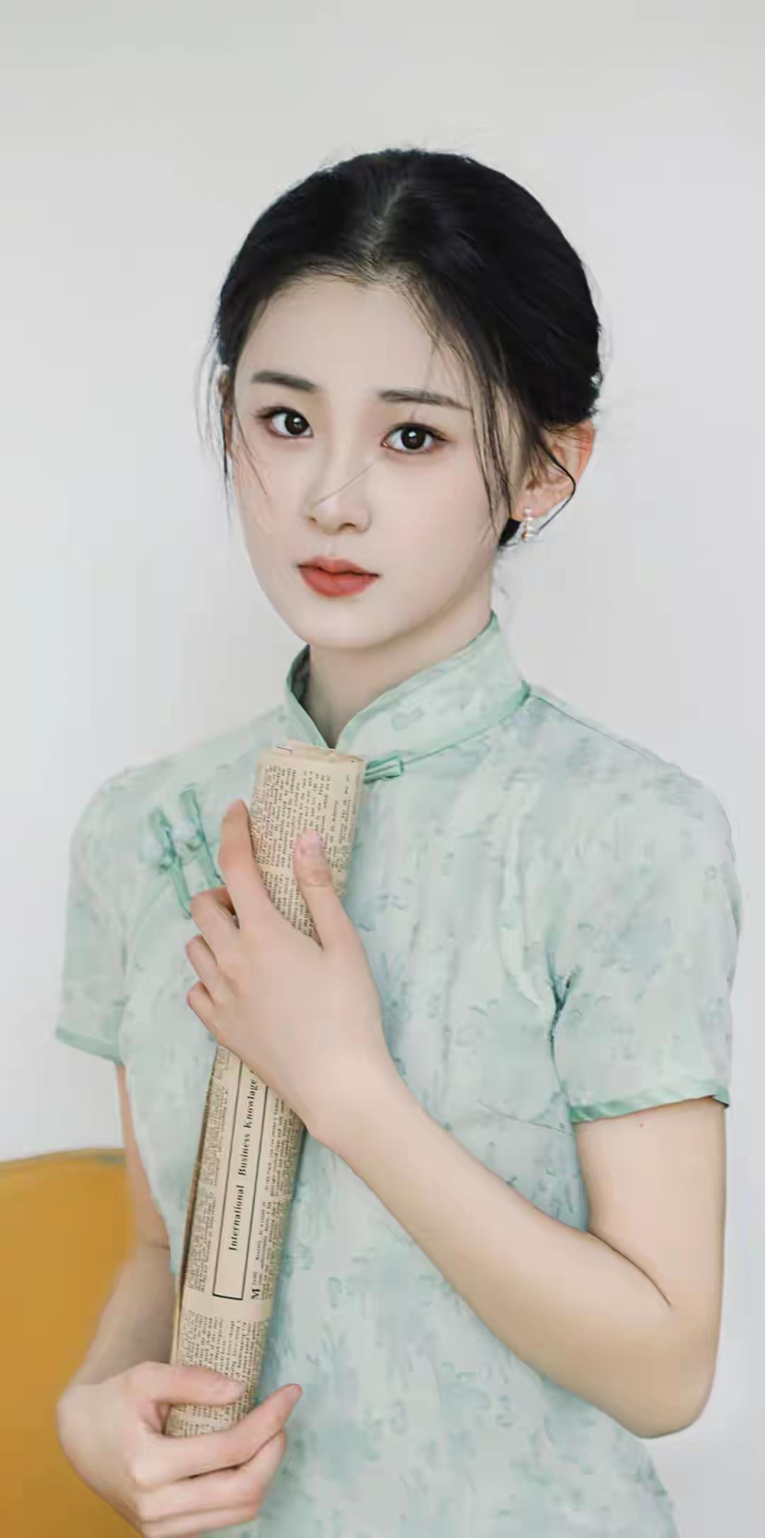 轻轻的看向你……