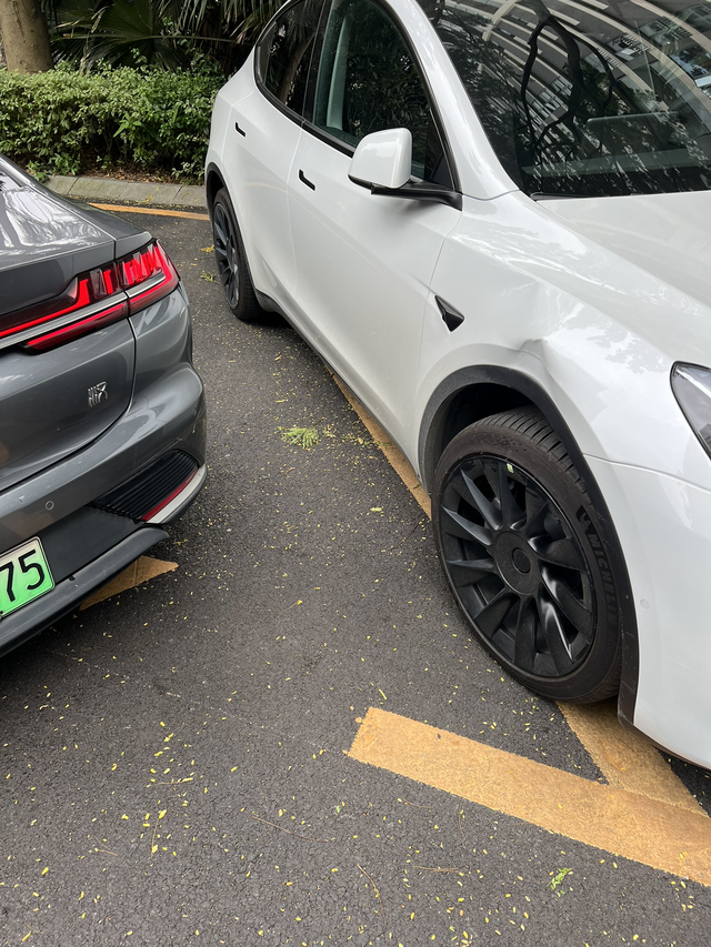 提车不到一个月心疼开开心心回爸妈家吃个中午饭，停好车，下车走了大概3米左右回头