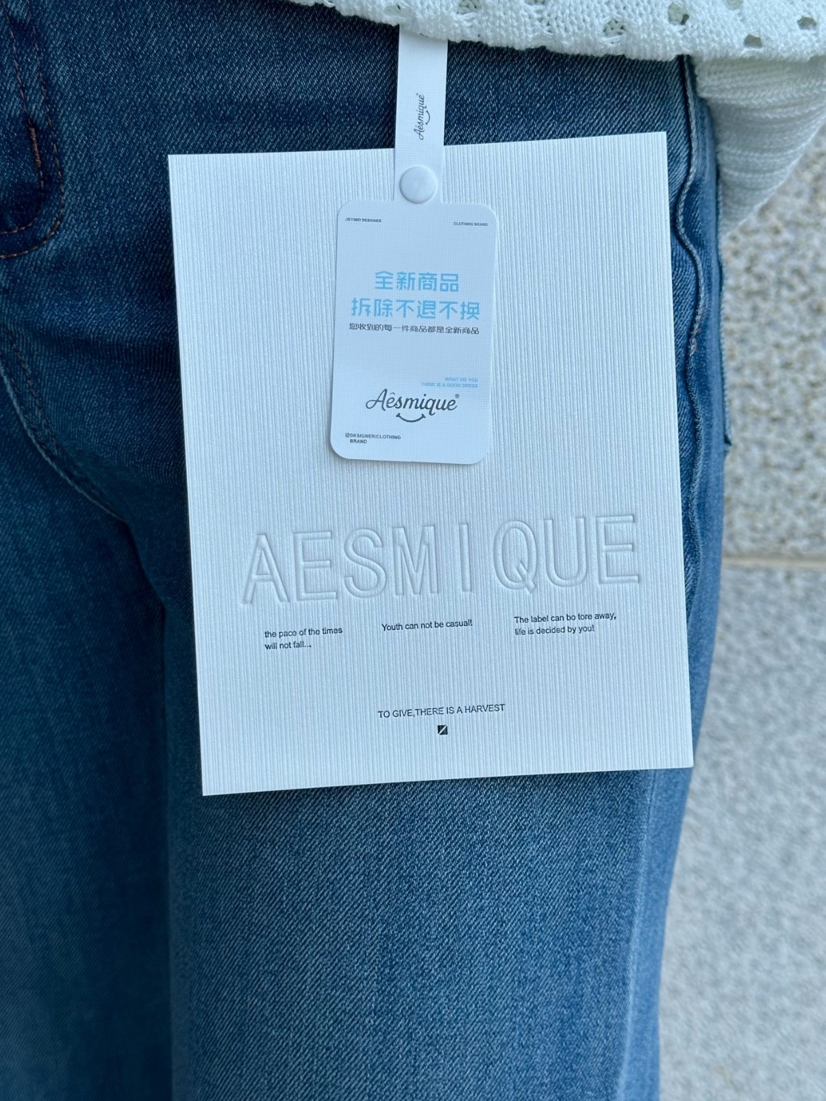 巨型吊牌一个月卖出近百万个商家使用巨型吊牌的目的是为了防止“白嫖”，但仍有一些素