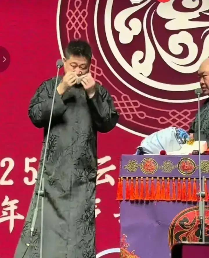 张鹤伦跨年夜在福州台上哭着跟郭德纲说想单飞，第二天自己爆料老爸心梗住院，他连轴转