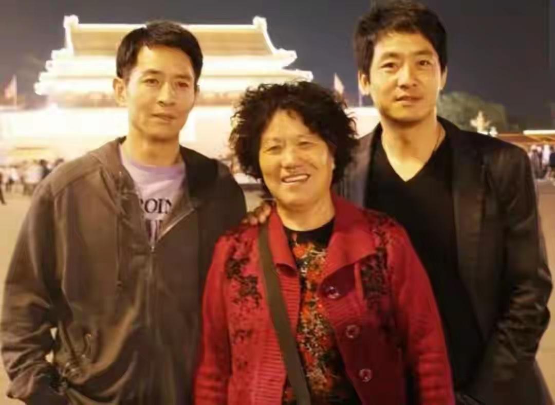 郭晓东兄弟俩真的是有远见。郭晓东虽然是农村出身，可是有理想有勇气去报考北京电影学