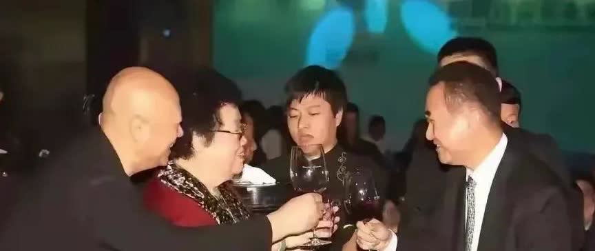 72岁迟重瑞携手陈丽华出席高端盛宴！夫妻打扮好贵气，状态也很好