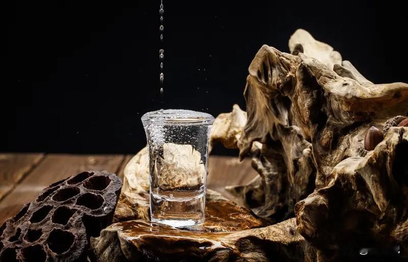 无论和谁喝酒，在酒桌上一定要记住这六条规矩，否则会被人瞧不起。第一条：端杯倒