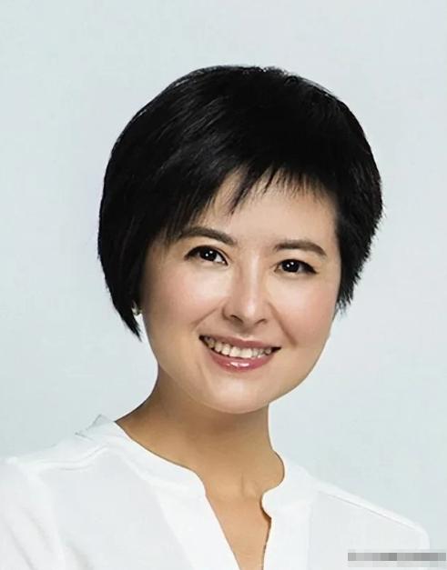 张泉灵终于不再伪装人设，当众坦言在央视常年被同事孤立排挤，骨子里做不到睁眼说谎、