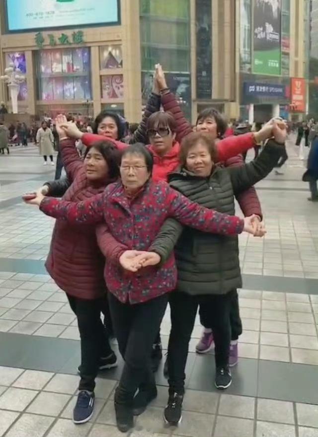 哈哈哈哈哈哈哈还是会笑