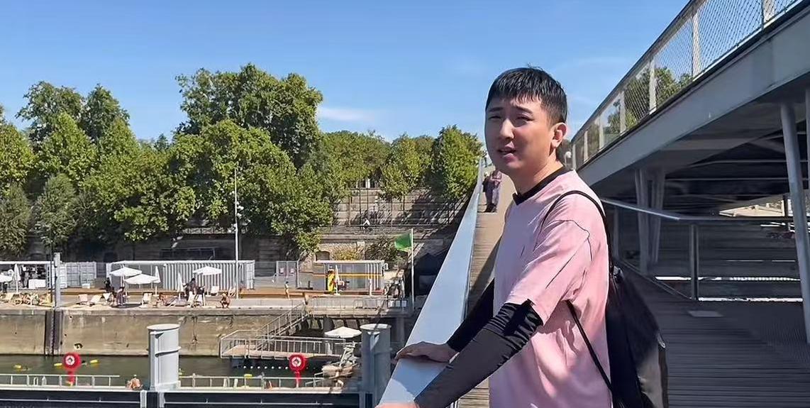 要不是尚九熙特别说明，还真以为他跑到天津海河游泳来了。昨日，尚九熙抖音发布了在法