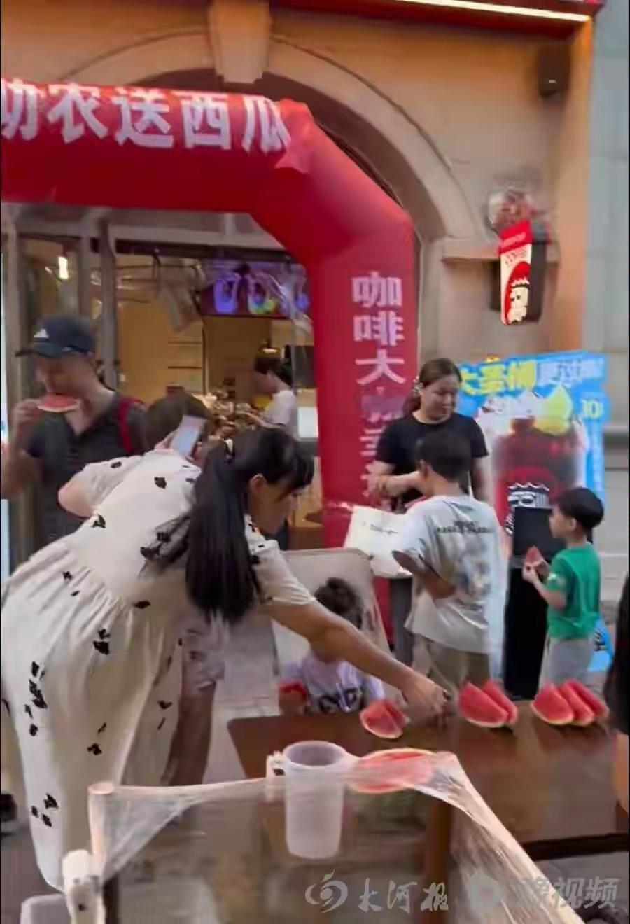 格局打开了！河南郑州，一位咖啡店老板偶然听到一对瓜农母女的对话，父女俩说不把瓜卖