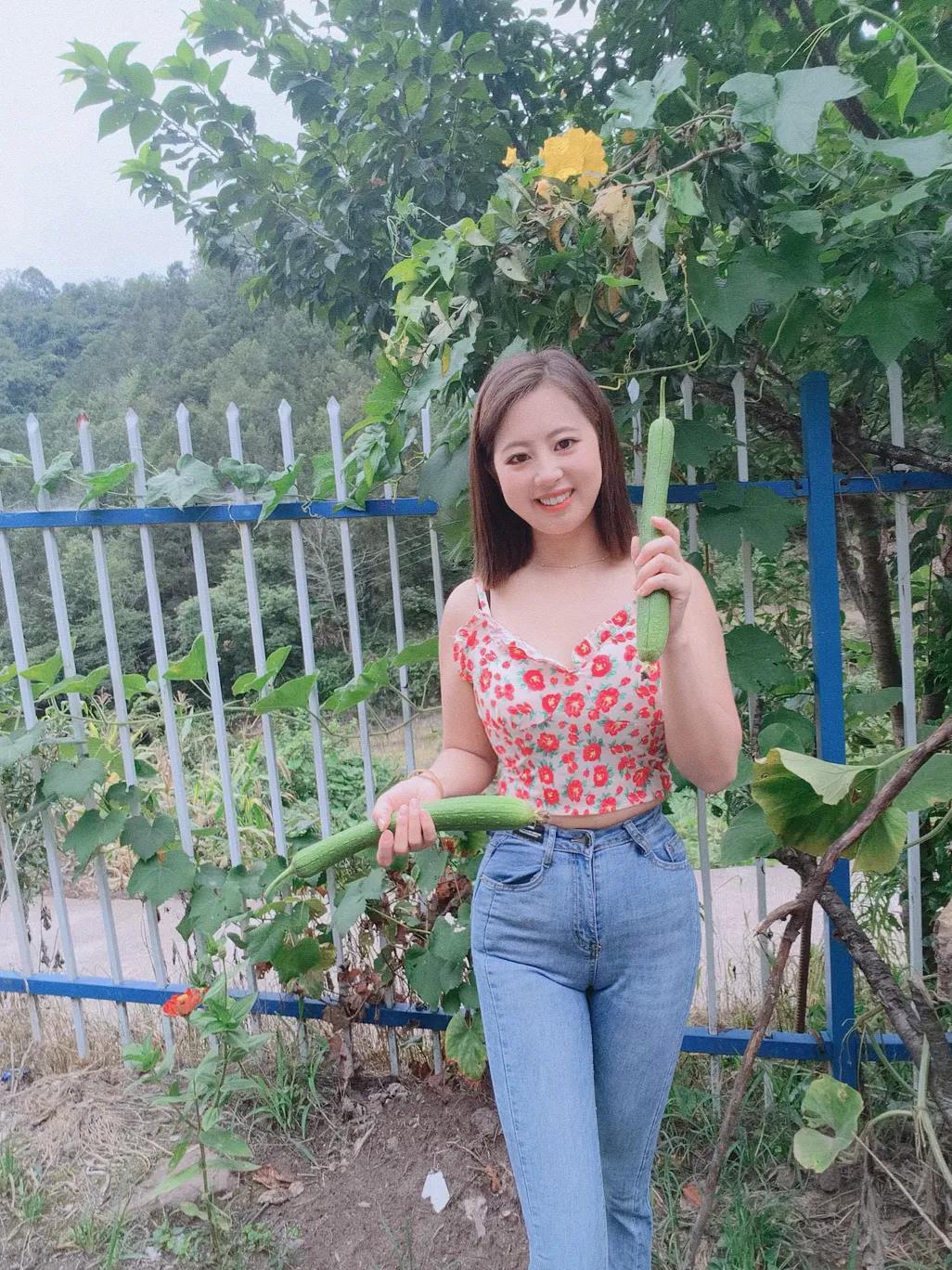 摘两个丝瓜熬汤喝，丝瓜的汤可好喝了还很有营养。