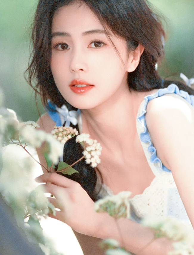 为什么说女演员都不容易看看白鹿就知道了最近在综艺里，白鹿说自己风湿犯了，很难受