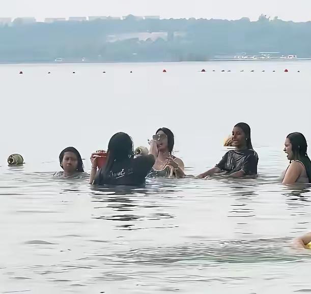 山东淄博的文昌湖出现了好几名印度女性在里面游泳嘻戏，这真的是让人感到无语啊！本来