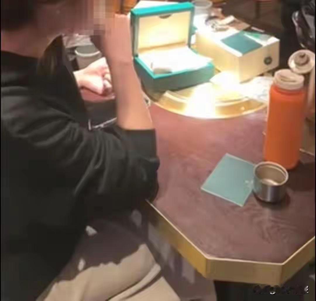 陕西西安，女子为了筹钱治癌症，把劳力士表放在二手平台上卖，后被一买家以16万4的