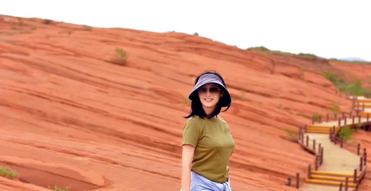 不愧是大众情人紫霞仙子，都50多岁了还那么美丽迷人，尤其是这身材，胸是真的大，而