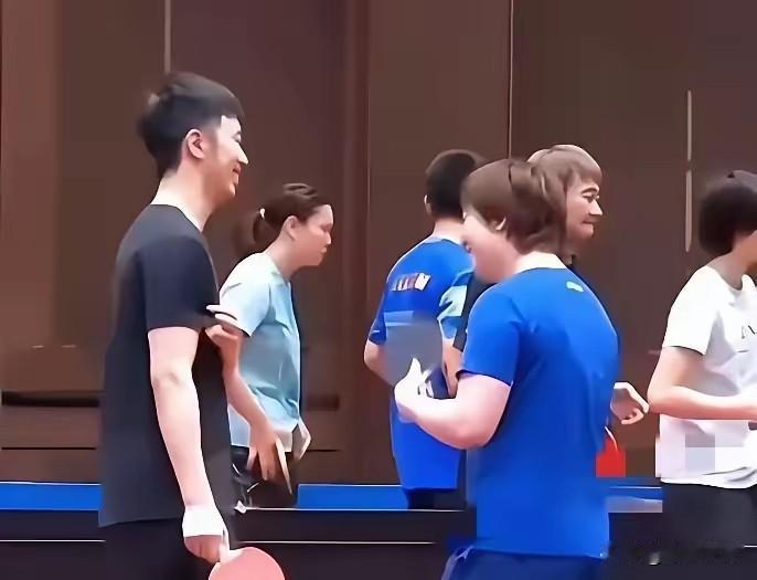 坏了，动漫组合这次真要散了！蒯曼和陈垣宇一起打混双，蒯曼甭提多高兴了，嘻