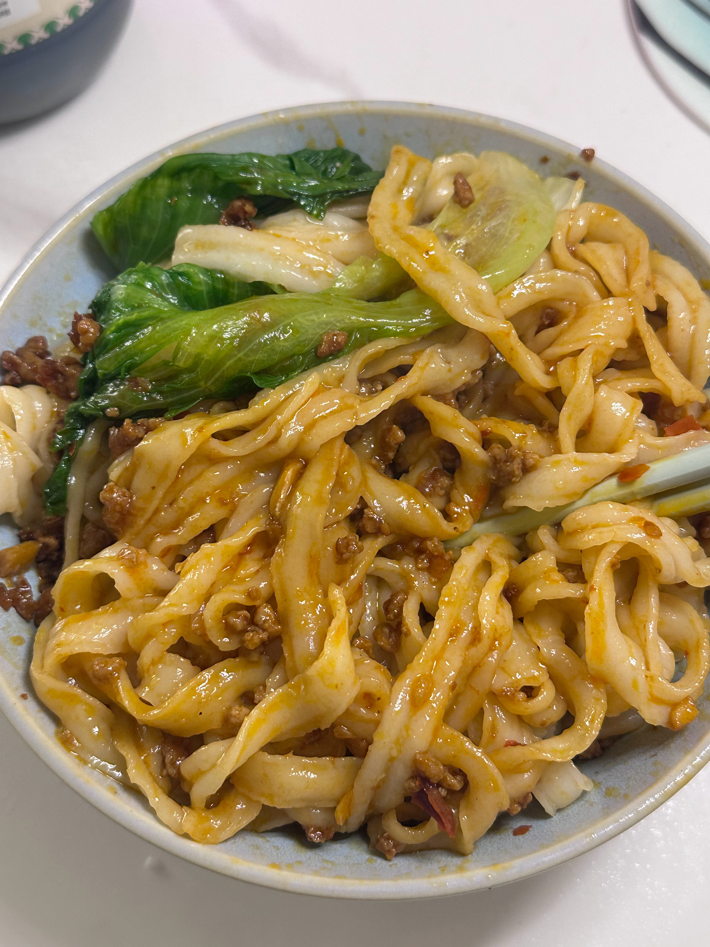 还是把自己养的太好了半夜饿了直接爬去厨房炒了一锅肉臊子拌面吃………..