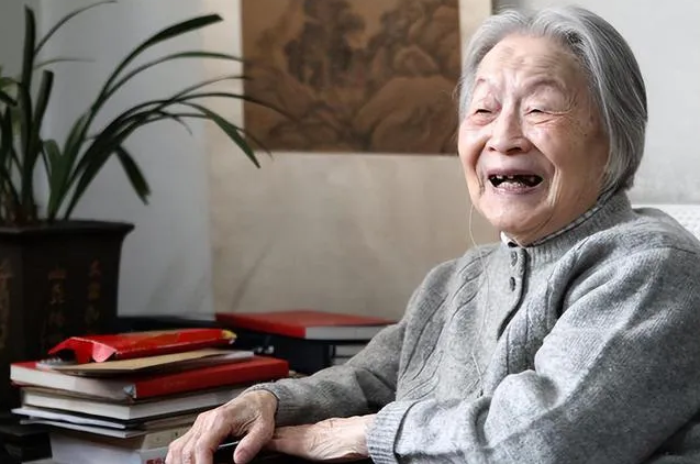 1973年，钱钟书女儿被邻居骂了一句“臭寡妇”后又扇了一嘴巴。突然，杨绛冲了上去