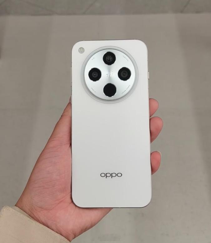 据爆料，OPPOX8s用了6.3英寸小屏，搭载9400+芯片，重量小于1