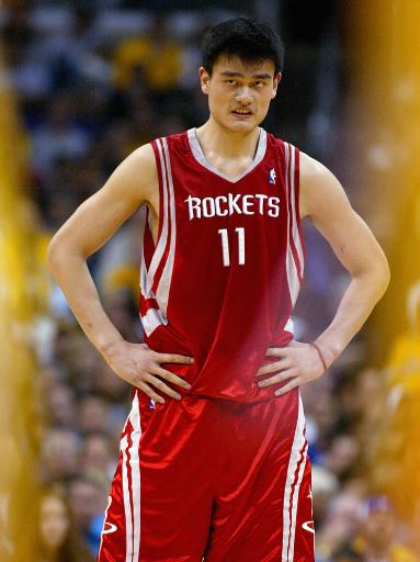 于嘉曾这样评价姚明，其实他并不太适合打篮球，臂展短，刀削足，大脚趾特别长，跑不快