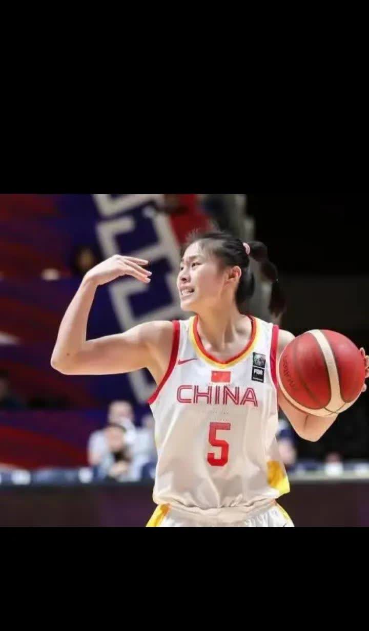 中国女篮当前最强支撑体系主帅：李昕（56岁）中锋：李月汝（25岁）大
