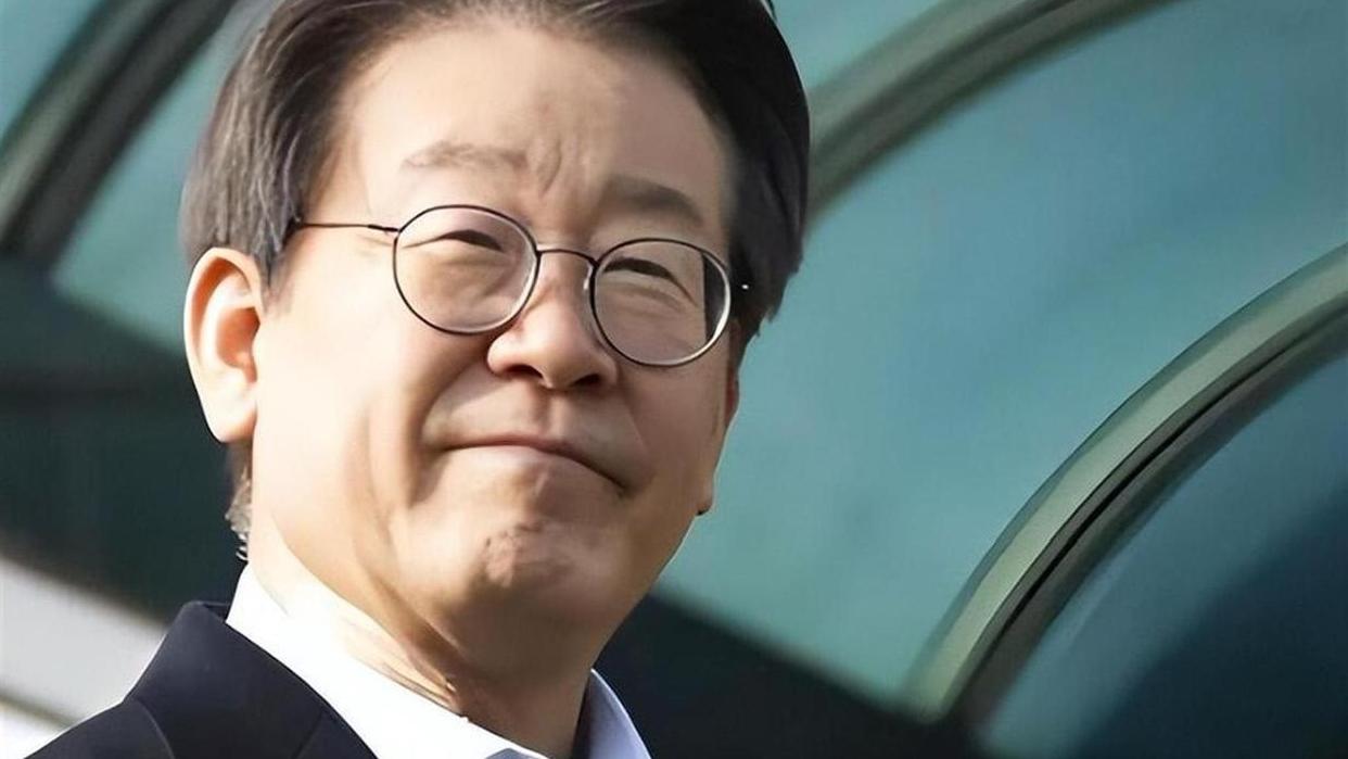 韩国政坛风起云涌。共同民主党党首郑清来近期提出合并动议，被党内视为针对李在明的“