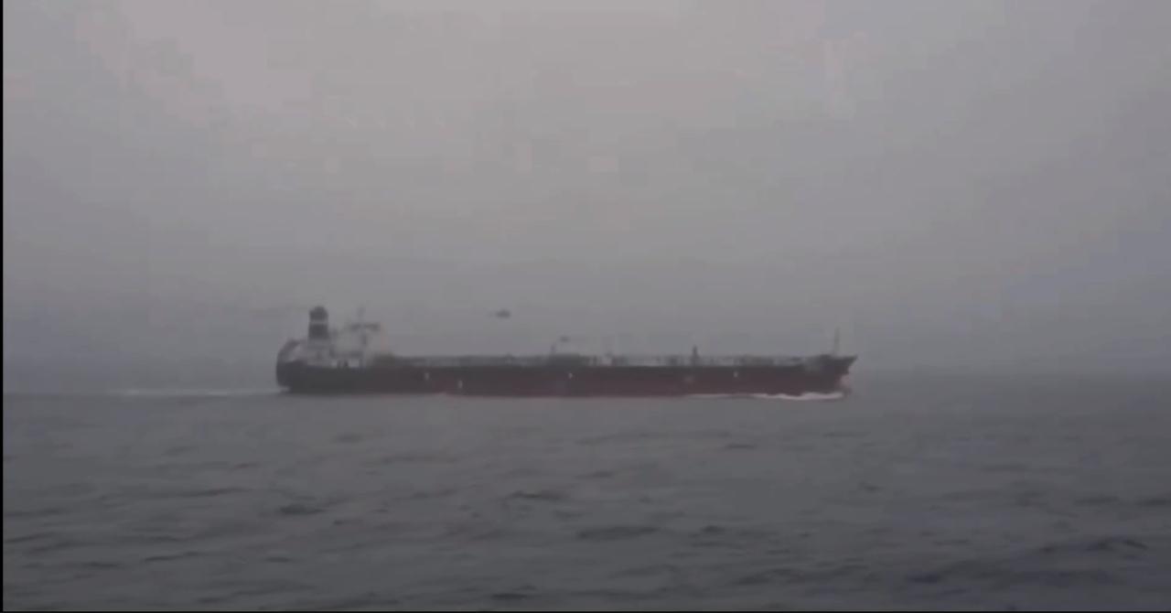 “趁你病，要你命！法国特种兵突袭，扣押一艘11万吨俄罗斯油轮！”，法国总统马克龙