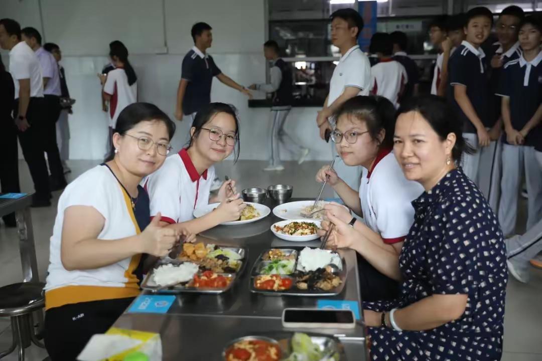 教师餐乱象该治了！别再让校长背锅，学学公务员食堂才是正道最近校园餐领域巡视