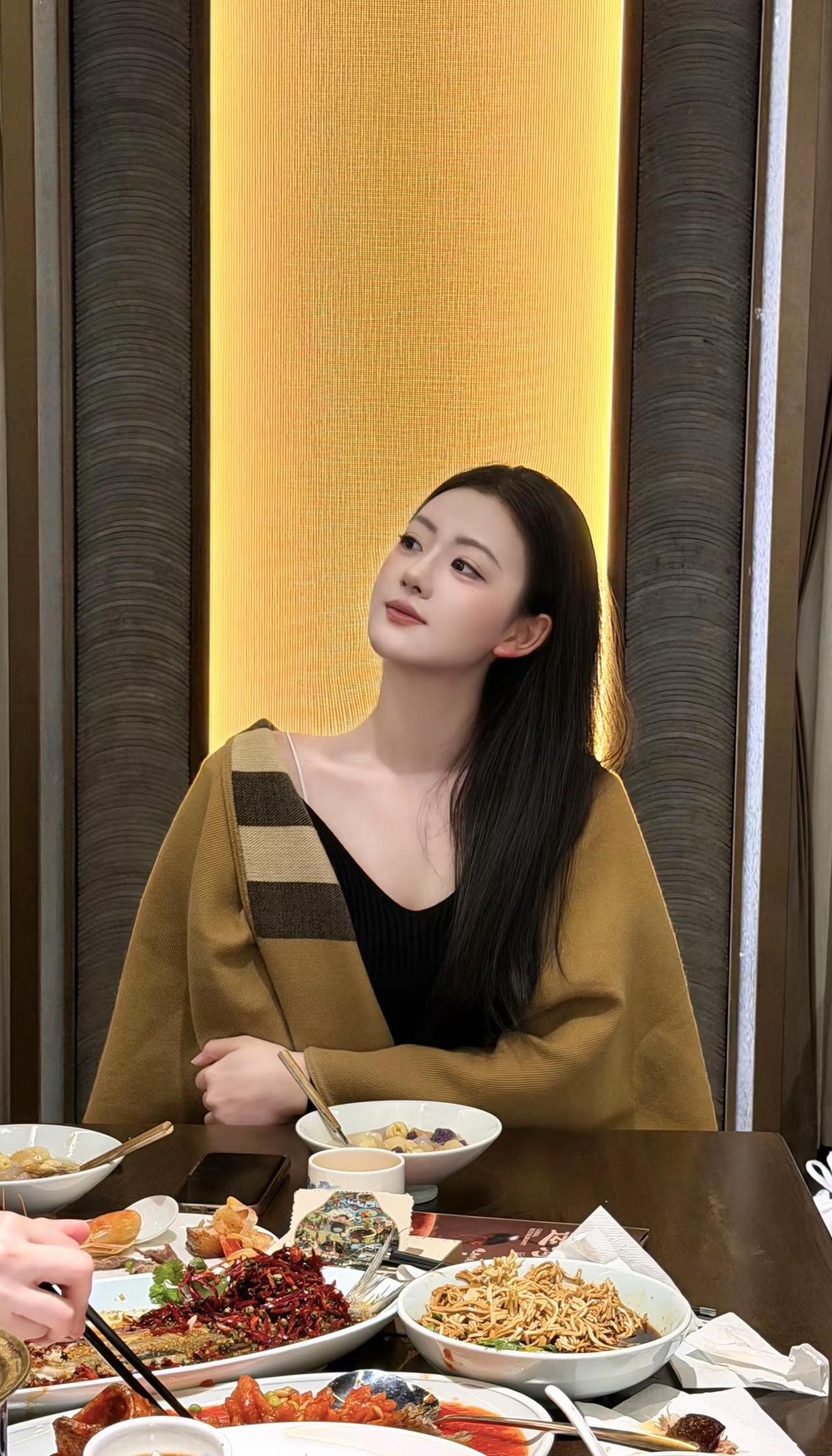 战胜每个你想依赖别人的时刻。女明星用餐气质大披肩美食与穿搭的碰撞