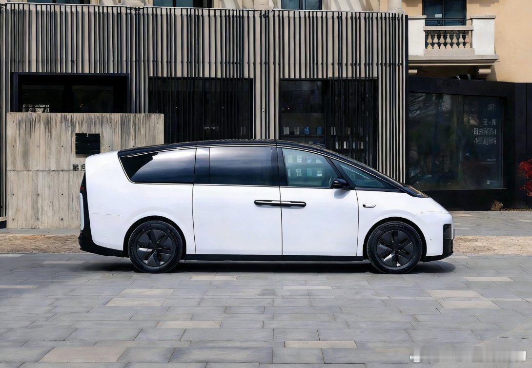 新的门把手国标落地后理想mega可能会变这样所以，担心影响侧面颜值的朋友，早点