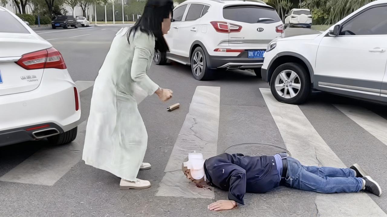 外地游客撞大爷，掏出这东西止血，网友笑喷：护“叔”宝！一外地女游客自驾撞了